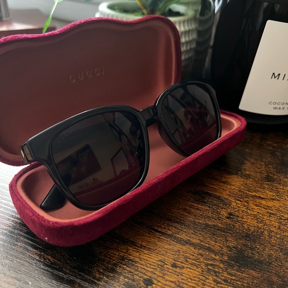 Barely worn black Gucci sunglasses with original case and cloth - Picture 3 of 5